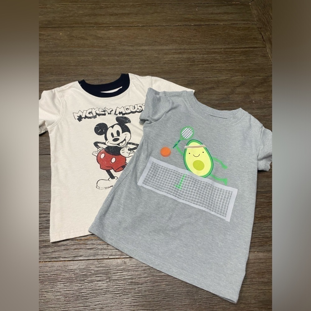 Lot of 2 boys t shirts size 3T
Disney and Cat n Jack brands